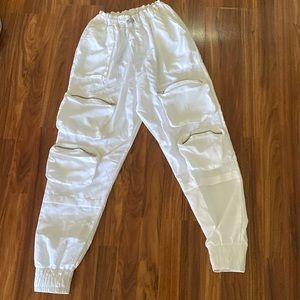 White joggers with pockets